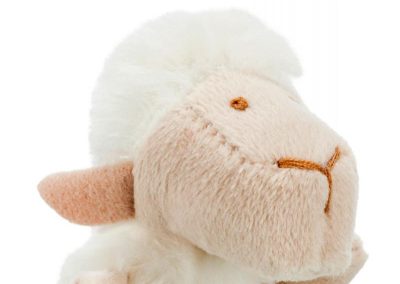 Zoom jouet pour chat peluche mouton blanc de la marque Trixie, contient de la cataire