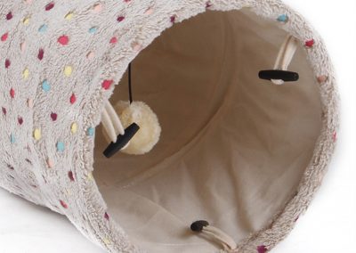 Attache et jouet intégré au tunnel de jeu pour chat