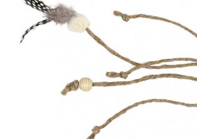 Jouet à suspendre pour chat poisson avec ficelles plumes et noeuds